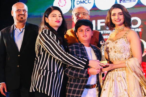 Archana Kute receiving Globoil International Star Award from Prachi Desai